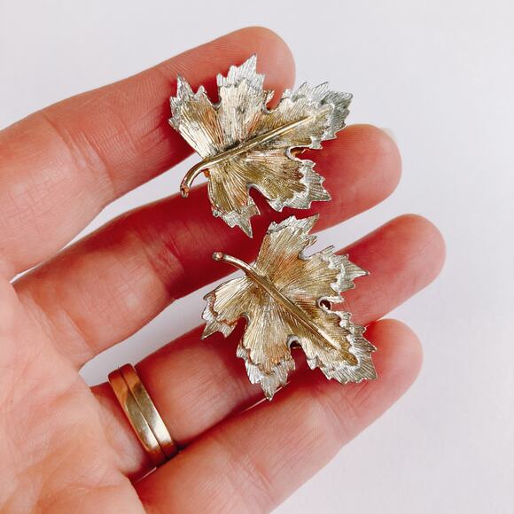 VTG Signed Sarah Coventry Mid Century Leaf Clip On Earrings Gold Silver Tone - Picture 2 of 12